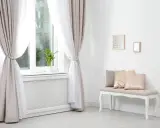 Eleganckie firanki do parapetu, tworzące przytulną atmosferę. Jasne zasłony i biały tiul pięknie komponują się z wnętrzem.